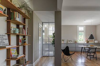 El mueble con tapa de Neolith es gris un tono que va a resistir cualquier cambio de color en las paredes.