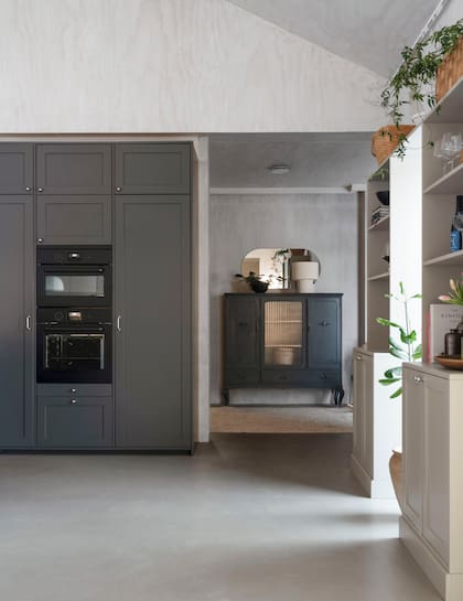 El mueble de cocina comprado en Ikea con puertas de Picky Living en gris topo y mesada de cuarzo color tiza.