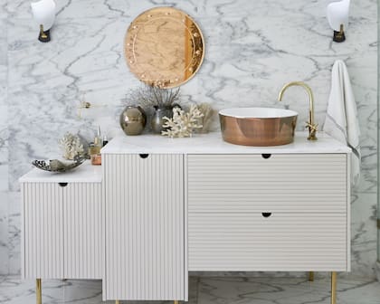 El mueble donde se apoya la bacha de cobre fue hecho especialmente por la arquitecta.