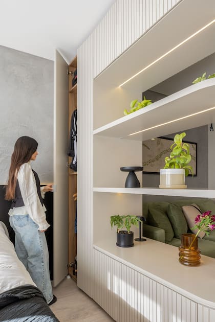 El mueble es divisor y placard.