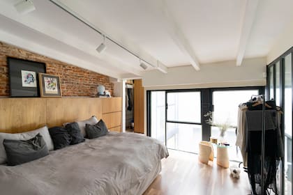 El mueble fue diseñado a medida. Cuadros de Alec Franco y lámpara de Remy Studio
