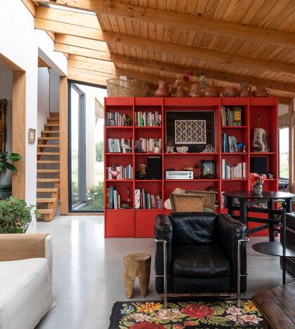 El mueble fue diseñado por María Correa y el cuadro es de Matilde Pérez.