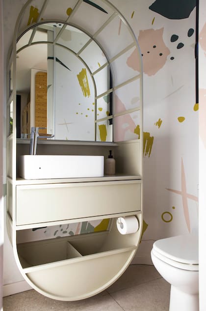 El mueble ‘Pill’ es un producto que los diseñadores están probando in situ: puede funcionar como equipamiento de baño, como en este caso del baño del estudio, o como apoyo en un recibidor. Empapelado (Enamorada del Muro).
