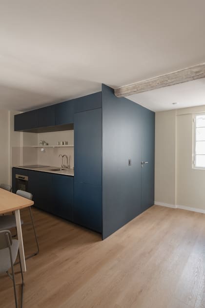 El mueble se destaca en un ambiente en que predominan los neutros.