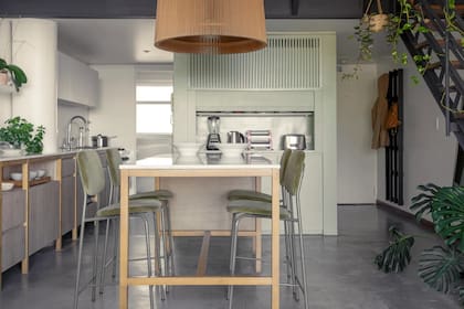 El mueble se hizo con madera maciza y frente de melamina ‘Kendal’ (Egger) y mesada de cuarzo ‘Blanco Sidney’.