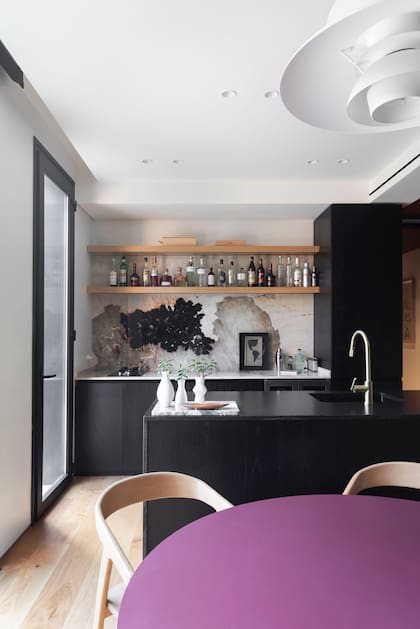 El mueble y la isla (Radovic Arquitecto por Woodhead Studio) repiten los materiales de la otra cocina, salvo la alzada de granito Patagonia Wow’.