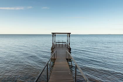 El muelle de Puerto Valle Hotel de Esteros sobre el río Paraná.