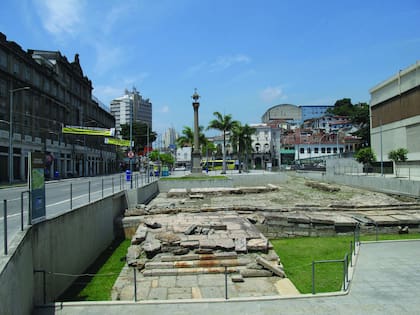 El Muelle de Valongo recibe mucha más atención que el cementerio