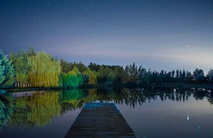 El muelle y la laguna de Pampas de Areco capturados en una noche estrellada.