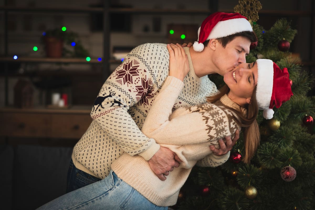 El muérdago es una planta asociada con la Navidad que esconde gran simbolismo y rituales (Freepik)