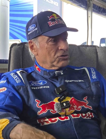 El multicampeón Carlos Sainz aceleró, frenó, derrapó y saltó por un trazado para que invitados y periodistas pudieran experimentar desde adentro lo que implica competir en el rally raid