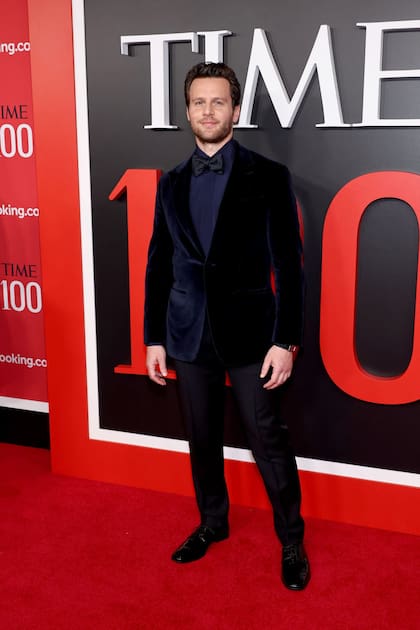 El multifacético Jonathan Groff desplegó todo su encanto con un look monocromático en azul. El actor y cantante se destacó con un delicado traje de terciopelo que combinó con una camisa a tono y moño