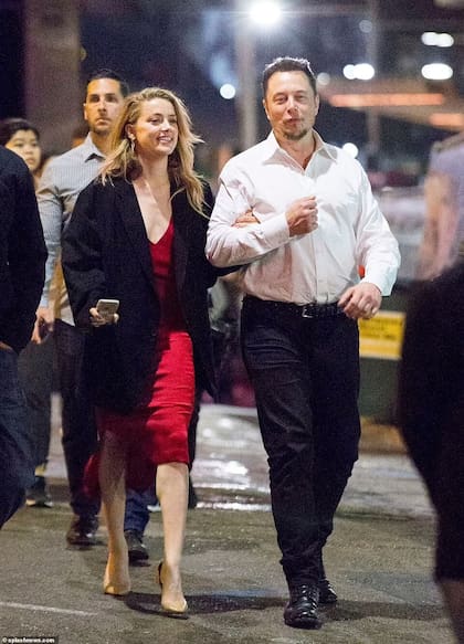 El multimillonario fundador de Tesla, Elon Musk, de 50 años, donó $ 500,000 a la ACLU en nombre de Amber Heard cuando los dos salían en 2016 (Crédito: splashnews.com)