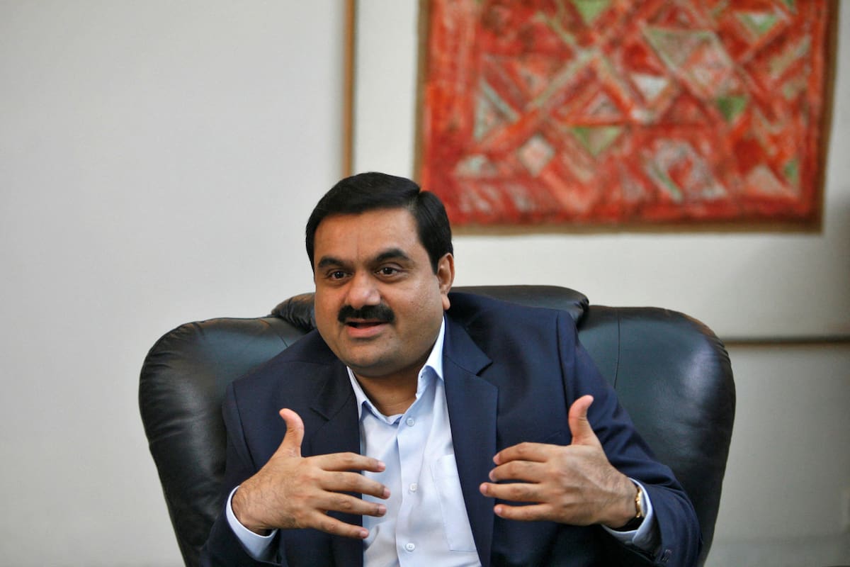 El multimillonario indio Gautam Adani habla durante una entrevista en la ciudad india occidental de Ahmedabad