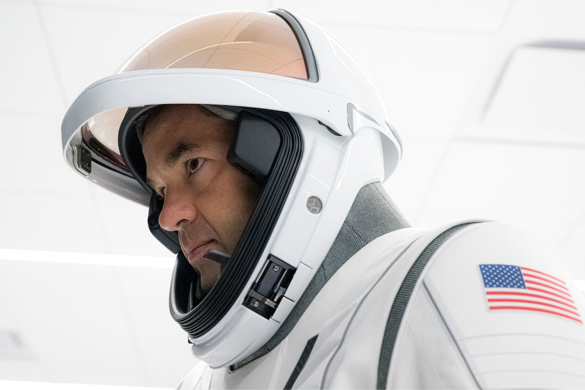 El multimillonario Jared Isaacman se prepara para hacer historia con la primera caminata espacial comercial