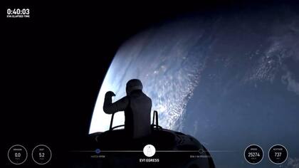 El multimillonario Jared Isaacman y la ingeniera Sarah Gillis realizaron este jueves la primera caminata espacial comercial de la historia.