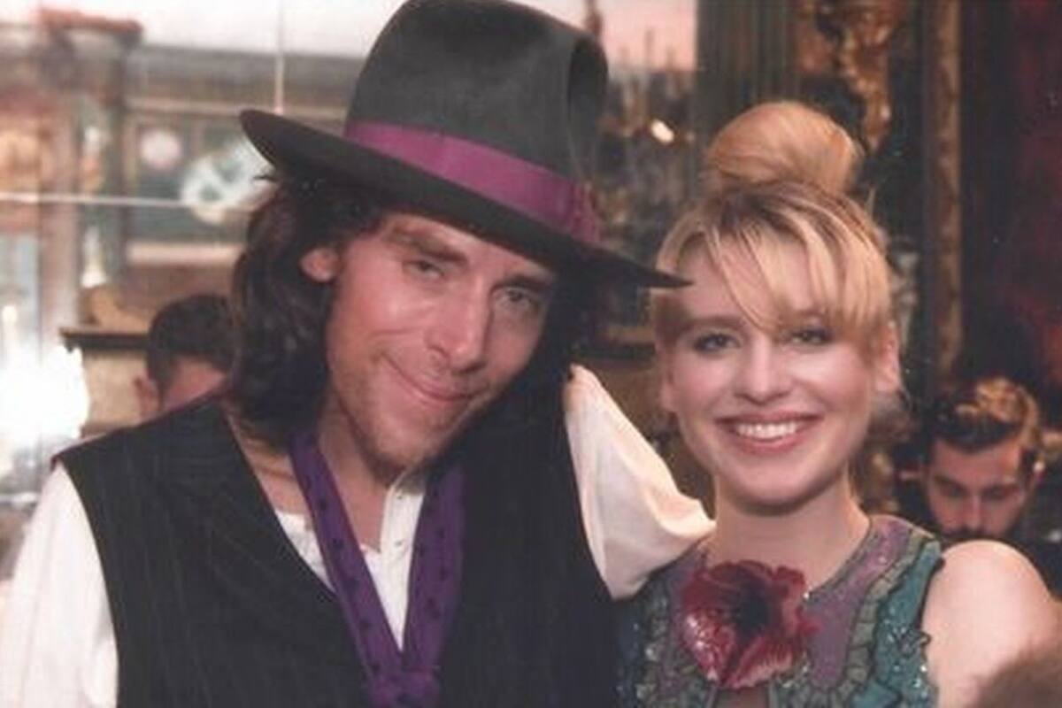 El multimillonario petrolero J. Paul Getty, con su abogada inglesa, Robina Lund, en abril de 1965 visitando una exposición en la Royal Academy de Londres