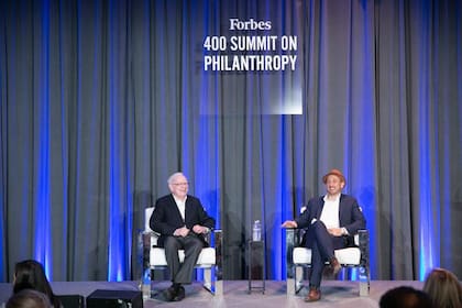 El multimillonario y filántropo Warren Buffett junto al director de contenidos de Forbes Media (Forbes)