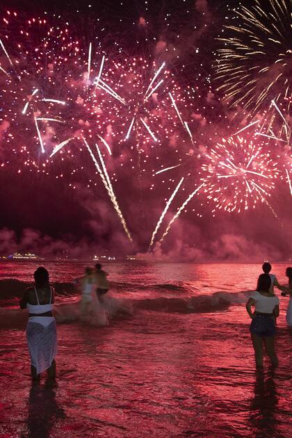 Reveillon en Río de Janeiro: el multitudinario festejo en la playa de Copacabana con fuegos artificiales, una larga tradición carioca