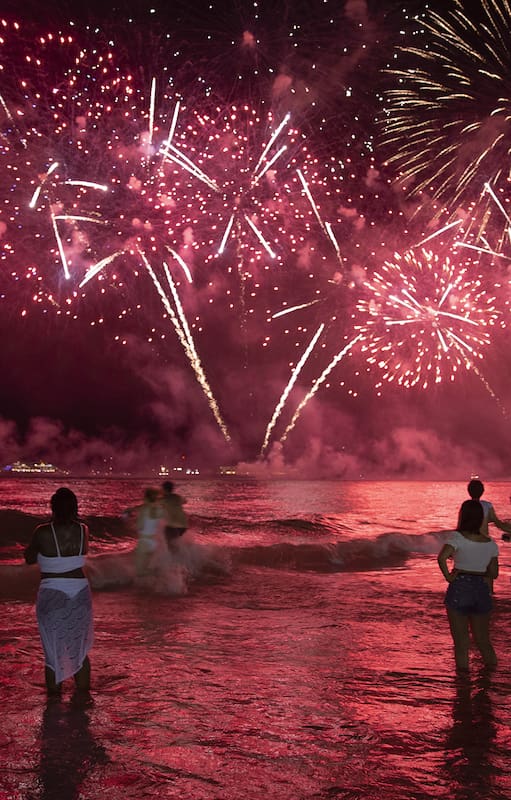 El multitudinario festejo de Año Nuevo en la playa de Copacabana, con fuegos artificiales, una larga tradición carioca