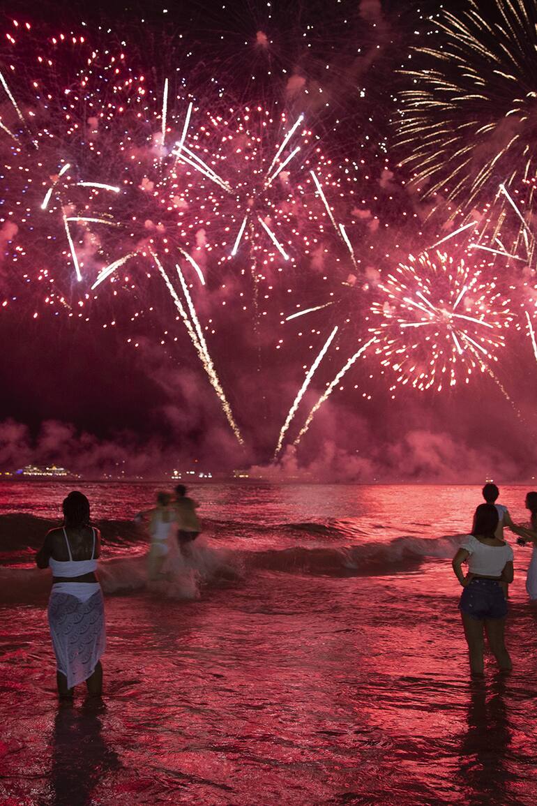 El multitudinario festejo de Año Nuevo en la playa de Copacabana, con fuegos artificiales, una larga tradición carioca