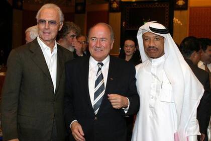 El Mundial de Alemania 2006 bajo sospecha: en la imagen, Mohamed Bin Hammam acompa?a a Franz Beckenbauer y a Sepp Blatter