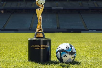 El Mundial de fútbol femenino se jugará en Australia y Nueva Zelanda y empezará en julio; presentaron el trofeo y la pelota