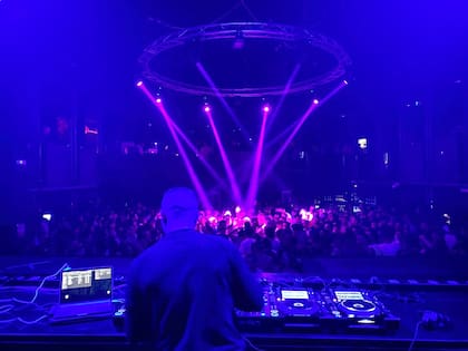 "El mundo del DJ siempre fue algo que desde muy temprana edad me llamó la atención, poder compartir y disfrutar junto a la gente mis emociones"
