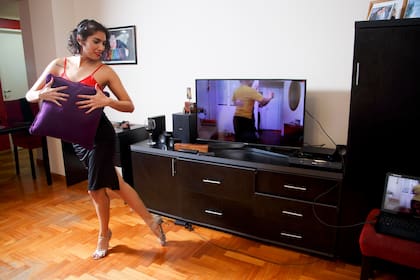 El mundo del tango llora el aislamiento social y ya está empezando a imaginarse un regreso sin abrazos, donde no se pueda cambiar de pareja en la milonga, donde se baile con distancia social o solo y con un referí que les pite a los que rompan las nuevas reglas