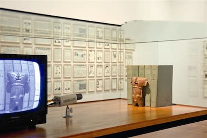 Huaco TV, 1999-2000, cerámica, cámara de video, televisión y libros