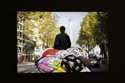 El mundo en una tela: la artista coreana Kimsooja utiliza los bottari, bultos armados con una manta que envuelve objetos cotidianos, para aludir a los desplazamientos, el universo femenino y el cuidado de lo personal