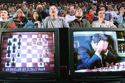 El mundo quedó absorto cuando el mejor de los humanos, y hasta entonces quizás el mejor de la historia, perdió una serie contra un ordenador: Garry Kasparov cayó contra Deep Blue y la tecnología superó al hombre antes del fin del siglo XX.
