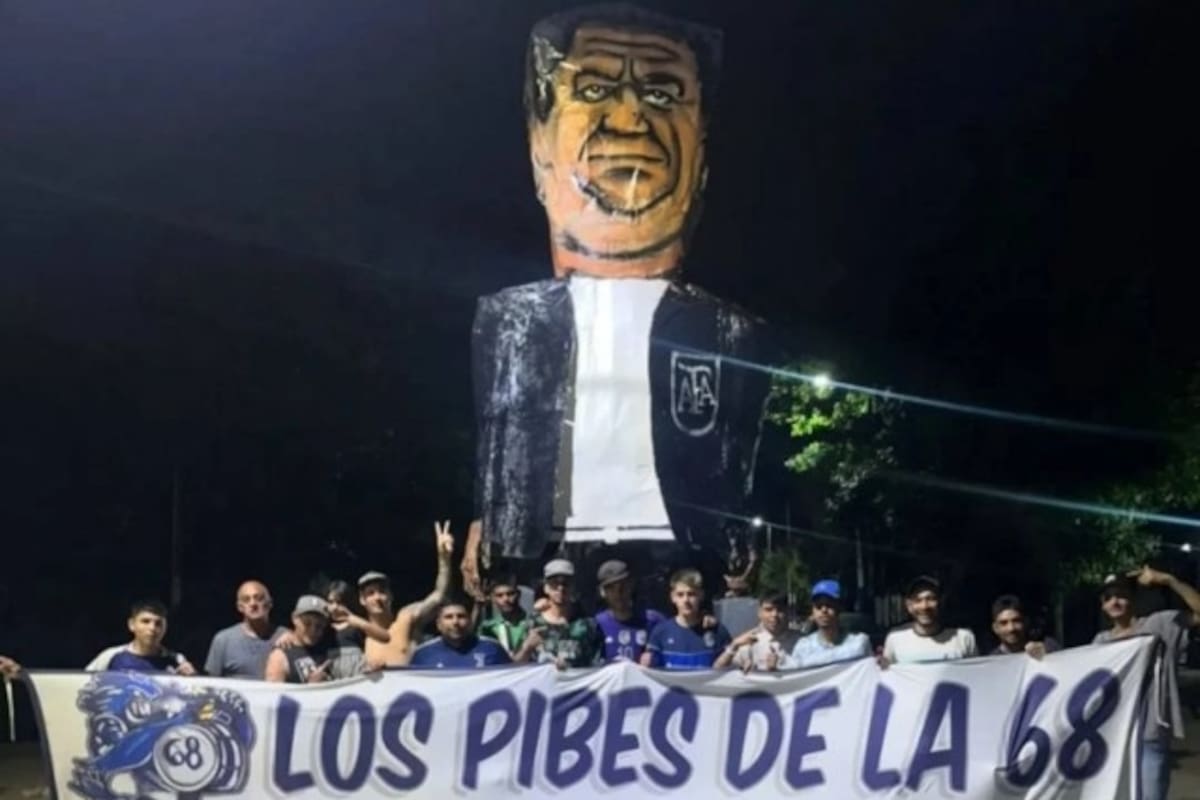 El muñeco de Claudio 'Chiqui' Tapia, a punto de ser quemado en Berisso para fin de año por "Los Pibes de la 68", un grupo de hinchas de Gimnasia y Esgrima La Plata, el archirrival de Estudiantes.