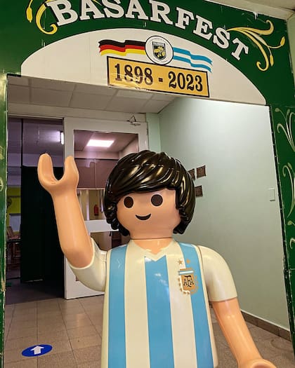 El muñeco de Playmobil que formaba parte de la vidriera de una juguetería y hoy está en la cocina de Juan, a modo decorativo