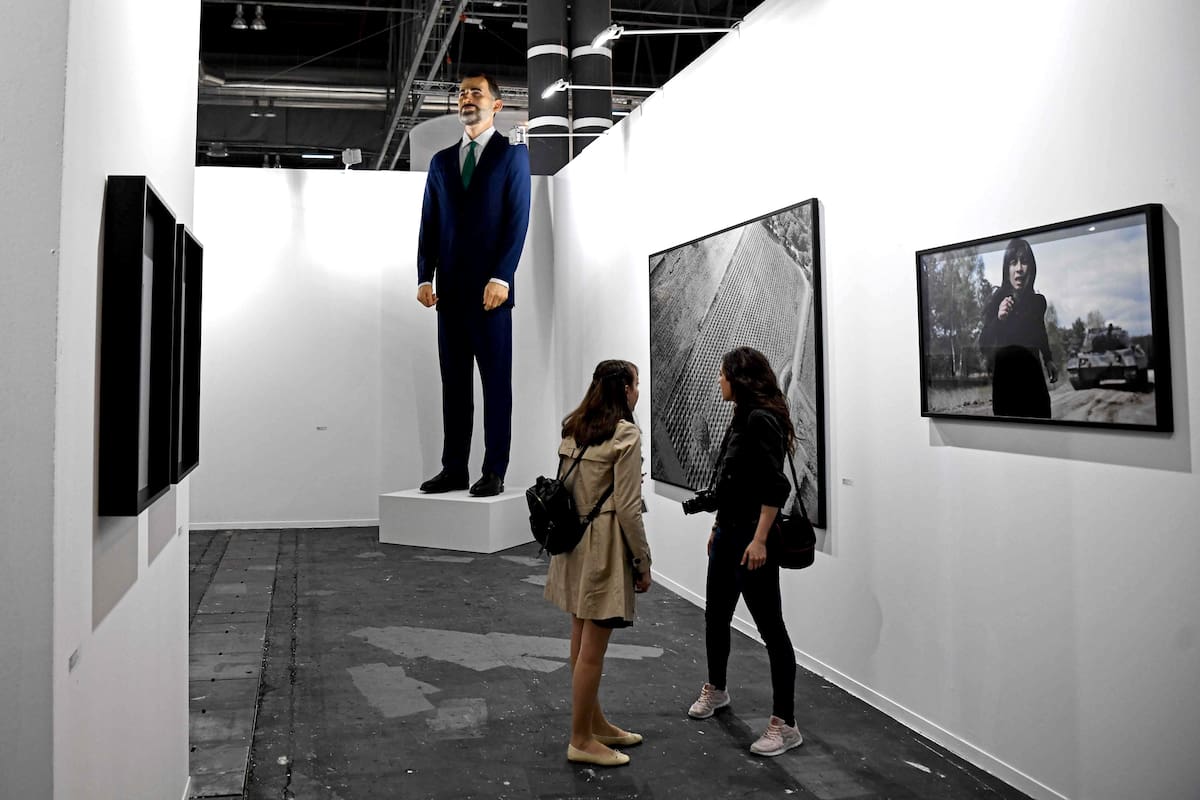 El muñeco del rey Felipe, creado por Santiago Serra y Eduardo Merino, en el stand de la galería italiana Prometeo