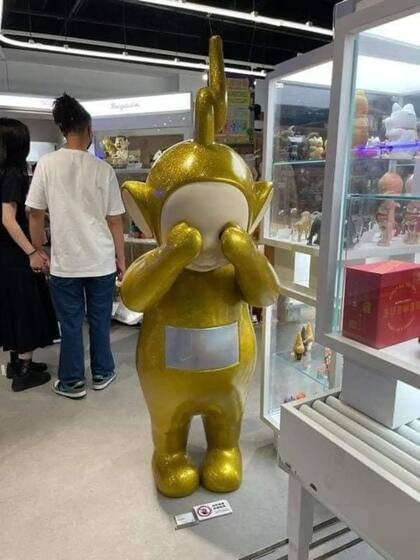 El muñeco gigante de los Teletubbies antes de su destrucción (Foto: hongkongfp.com)