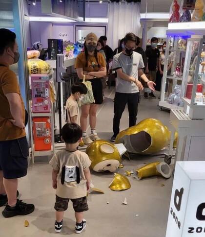 El muñeco gigante de los Teletubbies destrozado (Foto: hongkongfp.com)