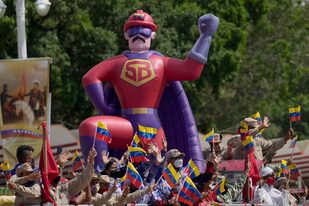 El muñeco inflable de "Súper Bigote", en los festejos por el día de la independencia en Caracas. (AP Photo/Ariana Cubillos)
