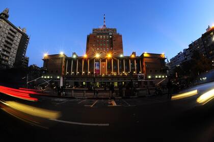 El Municipio B está integrado por los barrios Centro, Barrio Sur, Ciudad Vieja, Cordón, Palermo, Parque Rodó y Tres Cruces.