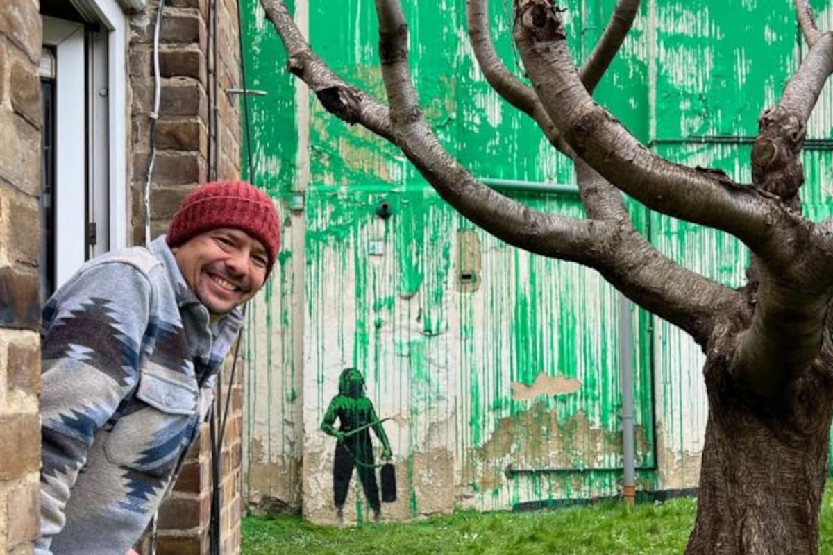 El mural de Banksy está en el jardín del apartamento donde vivo en Londres