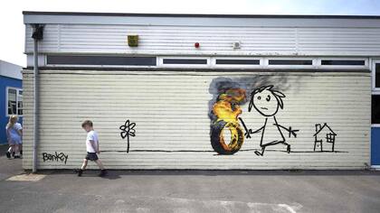 El mural de Bansky en una escuela de Bristol