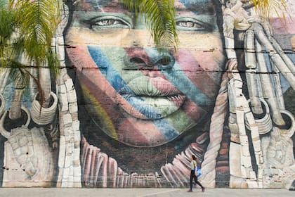 El Mural de las Etnias, pintado por el artista grafitero Kobra.