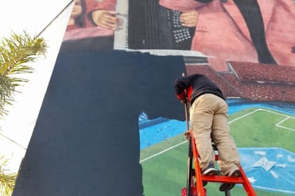 El mural de Los Palmeras en el estadio de Colón fue tapado esta mañana