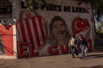 El mural de Maradona, con el clásico habano cubano, identificado con los colores de Barracas Central