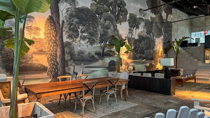 El mural de Mercedes Costal complementa la risticidad de las paredes originales.