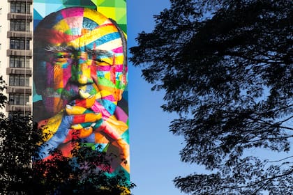 El mural de Niemeyer realizado por el artista Kobra fue recientemente renovado.