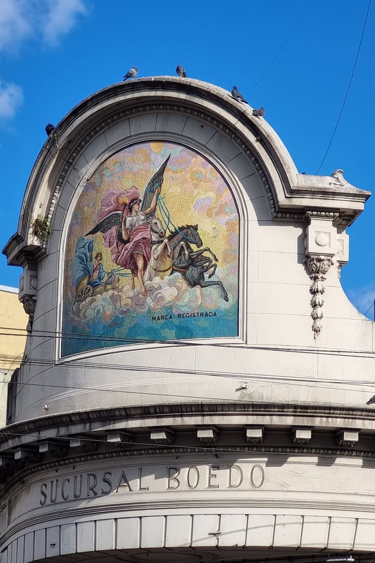 El mural del carro con una figura alada hacía las veces de "logotipo" de la Casa Dell'Acqua.