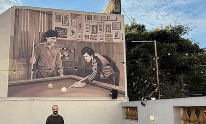 El mural en la terraza es un homenaje a Diego Maradona, vecino ilustre y cliente histórico del Café de García, pintado por el artista Francisco Ottogalli.