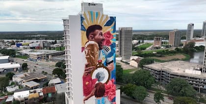 El mural en un edificio frente al puerto de la capital santafecina