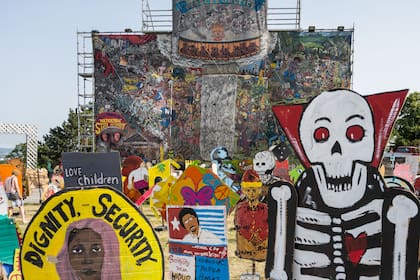 El mural "La justicia del pueblo", del colectivo de artistas indonesios Taring Padi, despertó críticas por incluir imágenes consideradas "antisemitas"